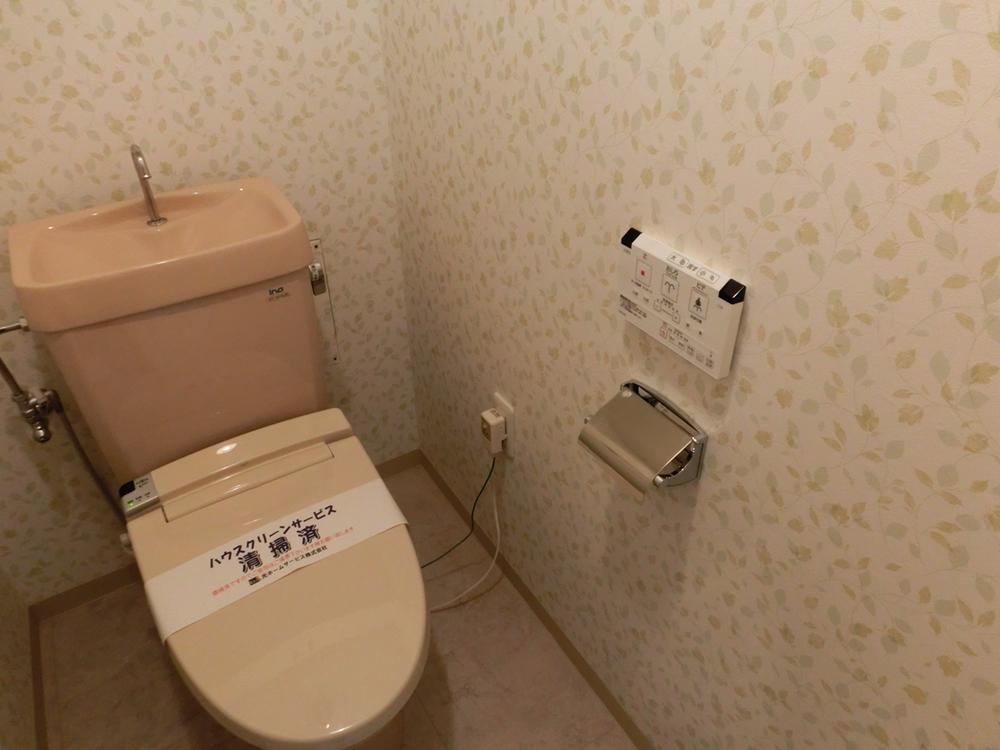 Toilet. Floral wallpaper is lovely toilet. With Washlet.