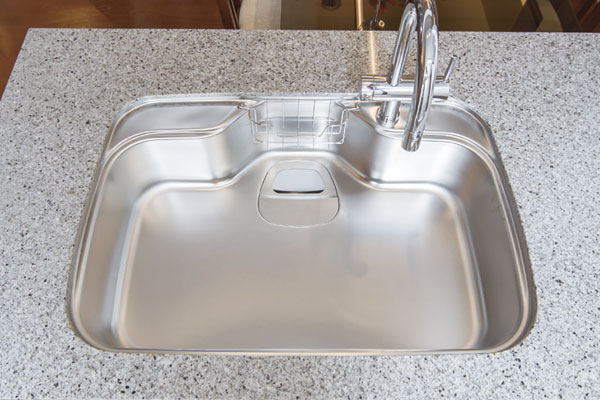 Kitchen.  [Quiet sink] Adopt a sink of quiet specification to reduce the impact sound of it sounds and falling objects water. You can washing while enjoying a conversation with the family
