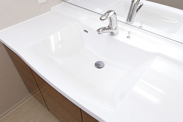 Bathing-wash room.  [Bowl-integrated counter] Since the top plate and bowl are integrated, It is also employed a simple artificial marble counter care without seams
