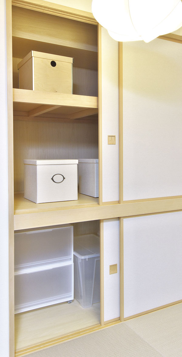 Receipt.  [Closet with Jibukuro] Fan and boxes matter Katazuki to the top, The easily accessible space of the hand can be stored, such as bedding or casters case