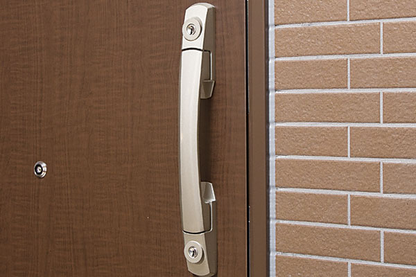Security.  [Double Rock] Double lock specification entrance door with a key cylinder up and down two places of doorknob. Suppress the invasion of a suspicious person in the dwelling unit (same specifications)