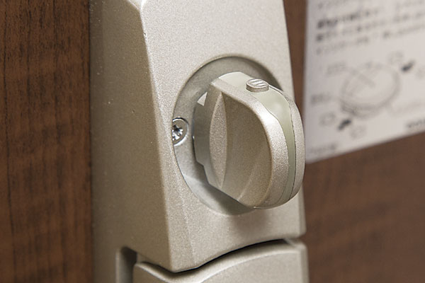 Security.  [Crime prevention thumb turn] Put the tool to open a hole in the door, To thumb turning measures to remove the lock, Thumb turn that does not turn If you do not press the button has been adopted (same specifications)