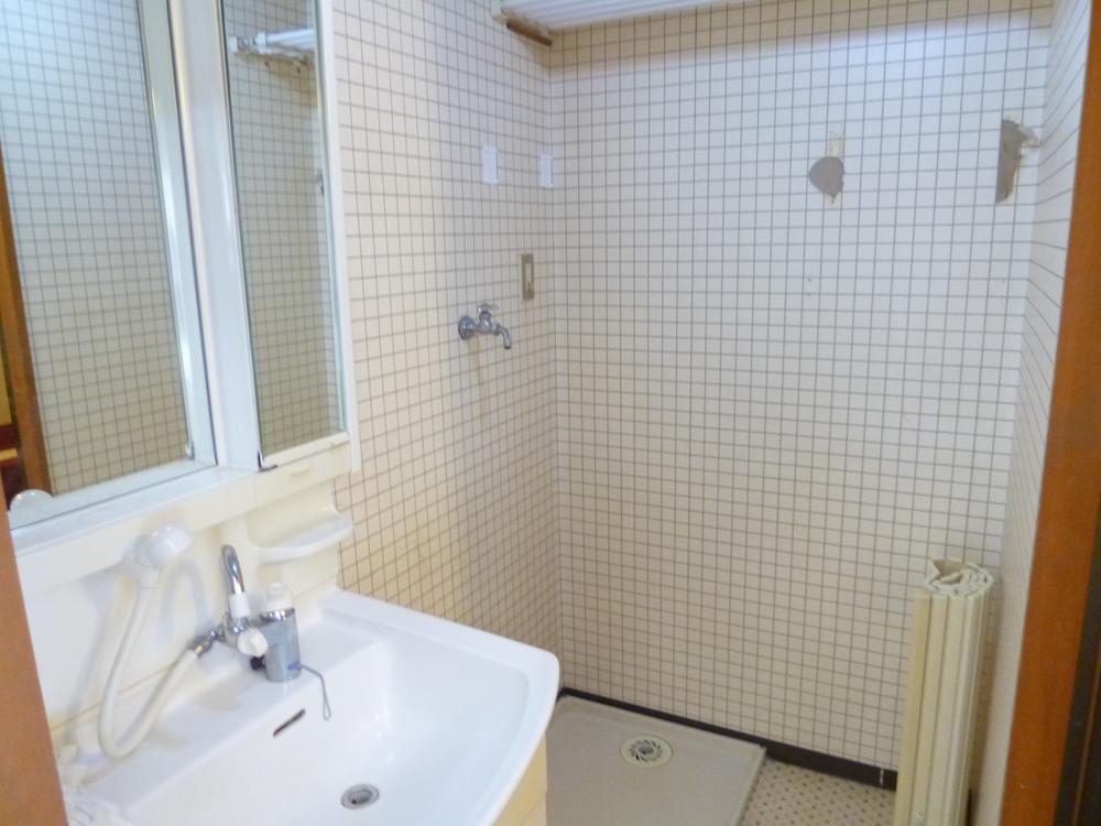 Wash basin, toilet. Indoor (12 May 2013) Shooting