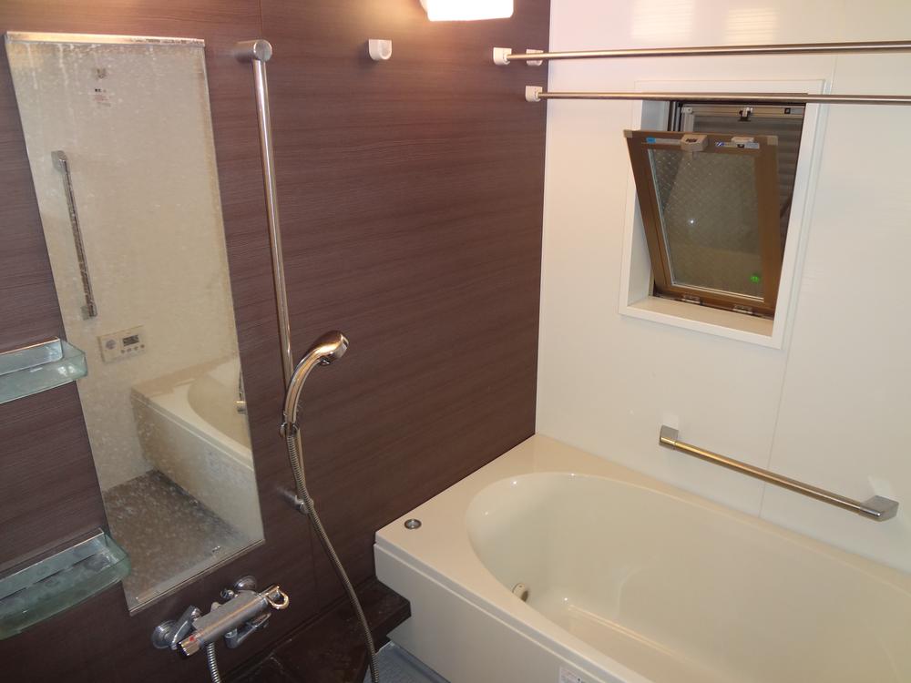 Bathroom. Bathroom size 1618 size (more than 1 tsubo) Spacious bathroom. Relax relax please. In bathroom, Also it comes with window.