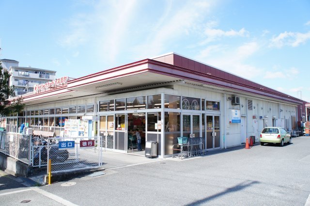 Supermarket. 600m to Izumiya (super)