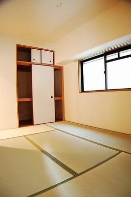 Living and room. You can unwind in the Japanese-style room. 