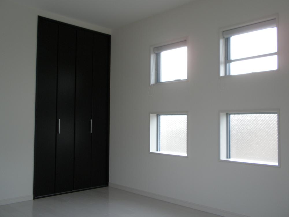 Same specifications photos (Other introspection). This will be established to design sash of the same 60 cm square and photos in two places living.