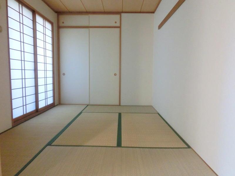 Non-living room. 6 is a Pledge of Japanese-style room. I lighting from the south is good room pleasant.