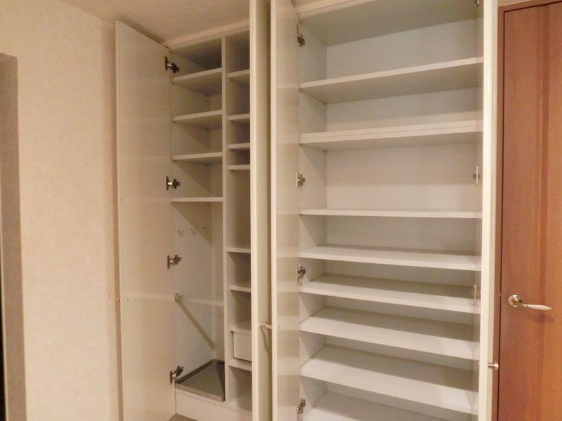 Receipt. It is a shoebox that is soon to enter the front door. Because of the height to the ceiling, You pretty enters!