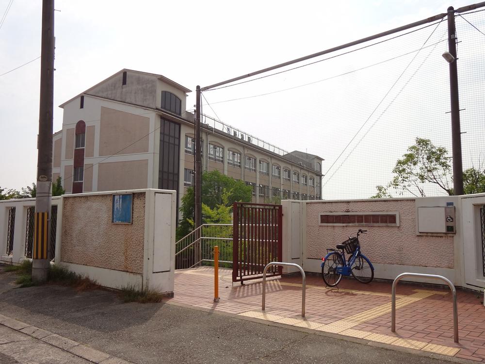 Junior high school. Toyonaka 1128m to stand eighteenth junior high school