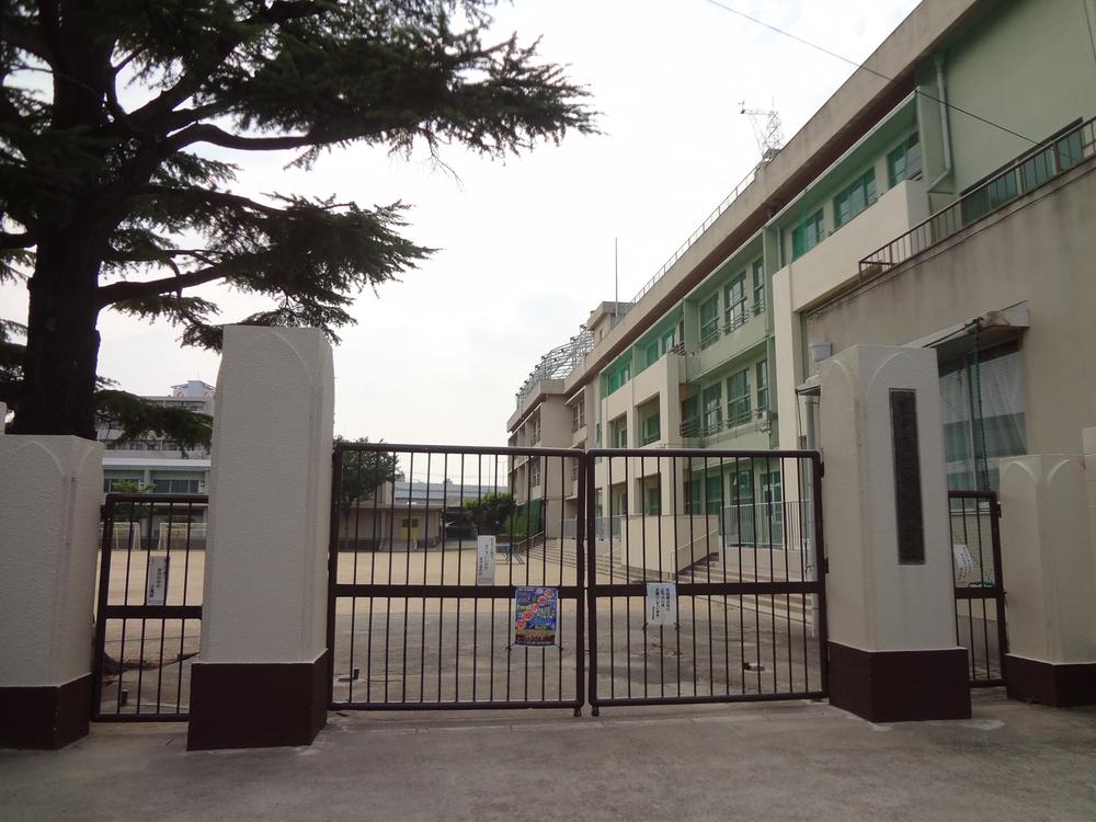 Primary school. 516m to Toyonaka Tatsuhotaru Pond Elementary School
