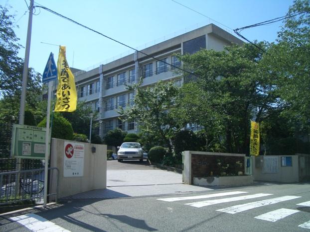 Junior high school. Toyonaka 966m to stand second junior high school