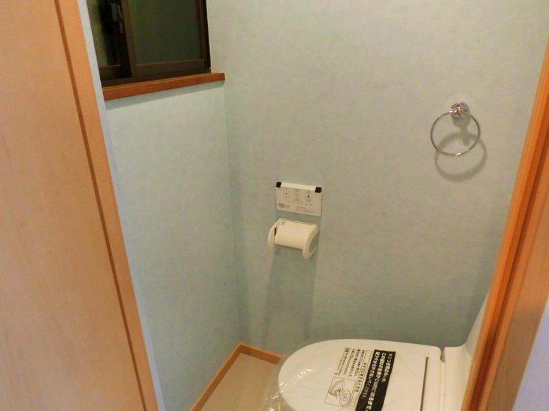 Toilet. Light blue of the wallpaper is very cute! ! It also has a towel. 