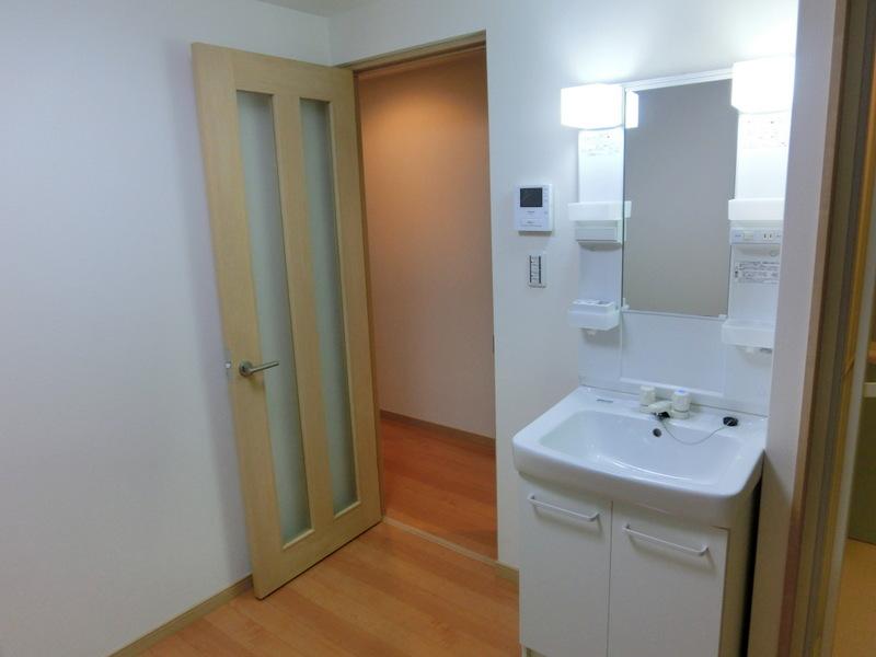 Wash basin, toilet. Washroom is a little smaller. It comes with the side of the bath.
