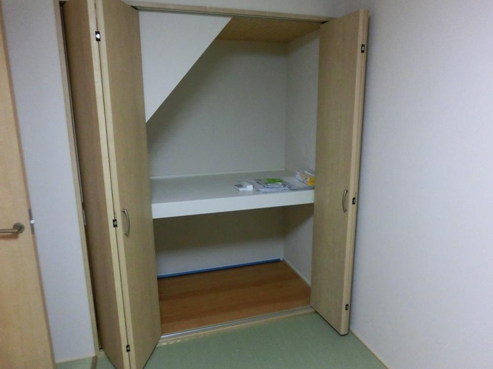 Receipt. Lucky to Japanese-style room, It is a closet. You've successfully taking advantage of the space under the stairs. 