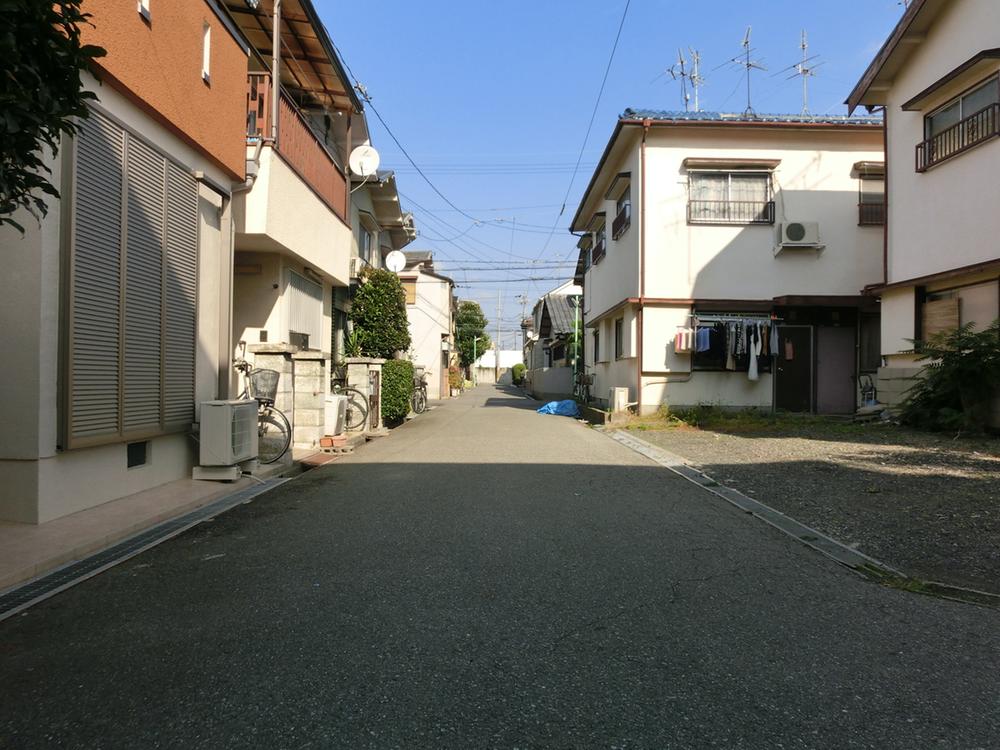 Local photos, including front road. The south side is a driveway 4m. Since there is no building before status quo property, I feel widely. 