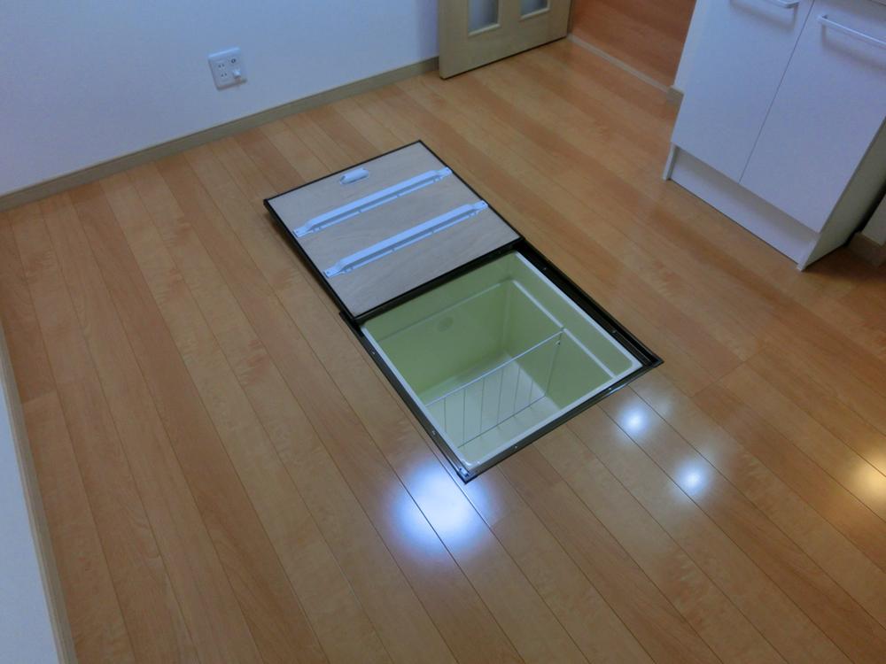 Living. The living, It is with under-floor storage.