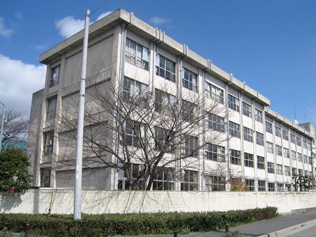 Junior high school. Toyonaka Municipal tenth junior high school (junior high school) up to 202m