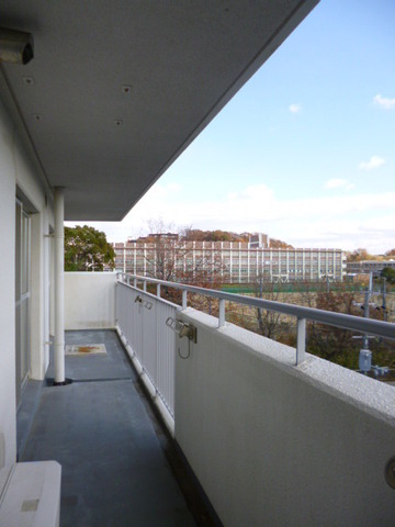 Balcony. Balcony 26.69 square meters northwest ・ Northeast ・ Southeast