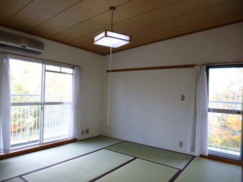 Other room space. Japanese-style room 8 quires ・ Siemens in the north and east of the balcony