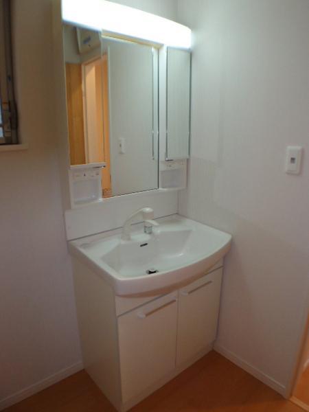 Same specifications photos (Other introspection). Dressed in smooth wash room of the room