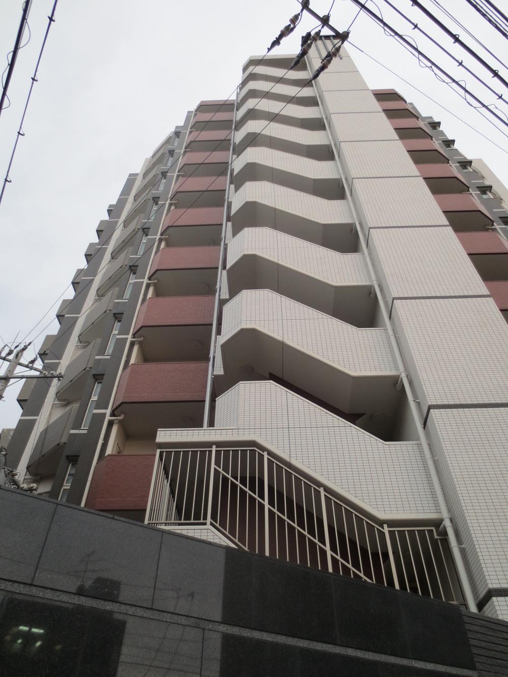 Local appearance photo. Since the apartment appearance is Mansion Built in shallow, Appearance is also very beautiful. Front road effortlessly also to widely city