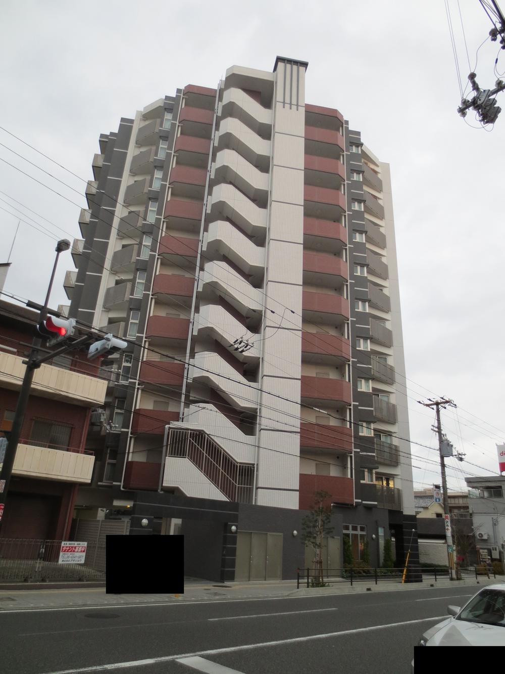 Local appearance photo. There is a sidewalk in front of the apartment, It is very safe.
