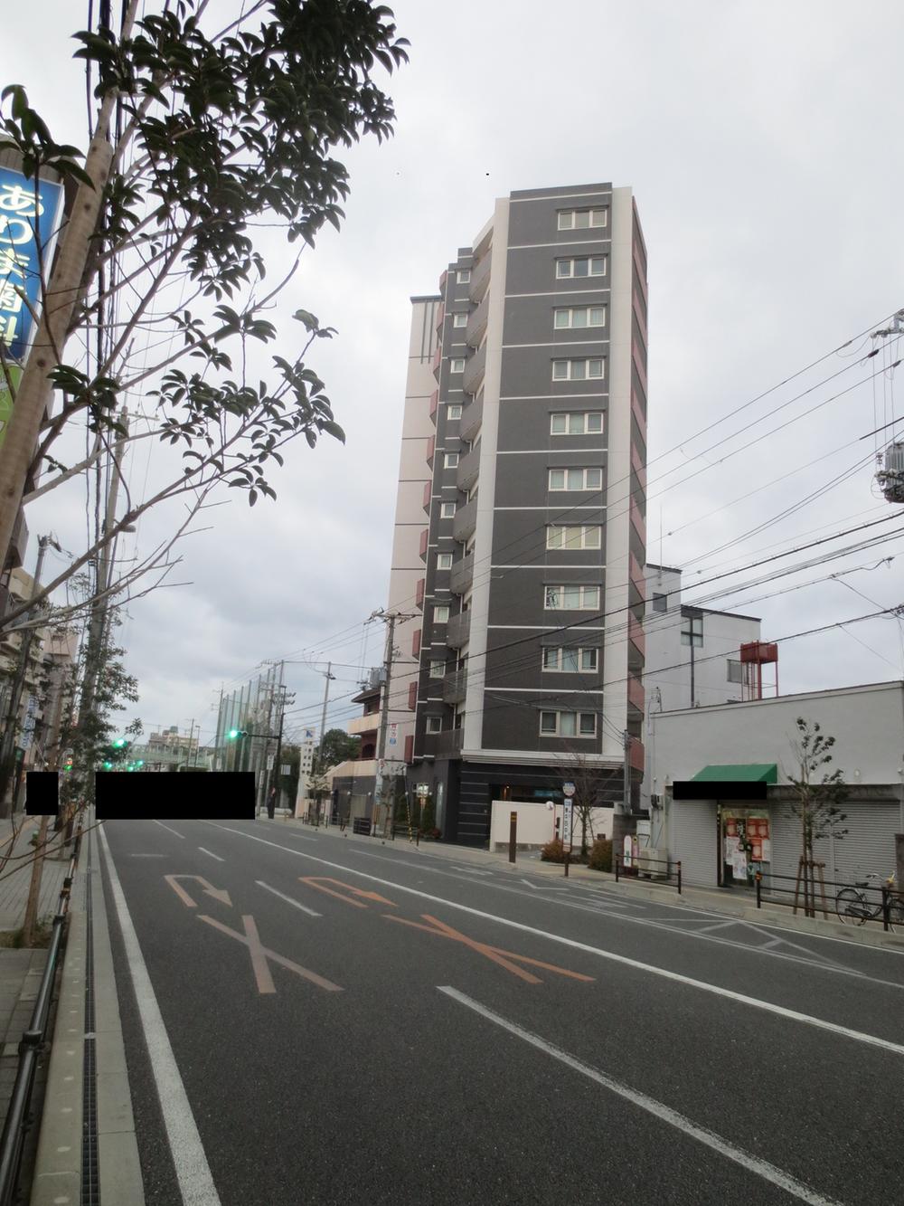 Local appearance photo. Mansion before the road is a 176-wire, While traffic volume is large, It is also easy to go to Osaka city.