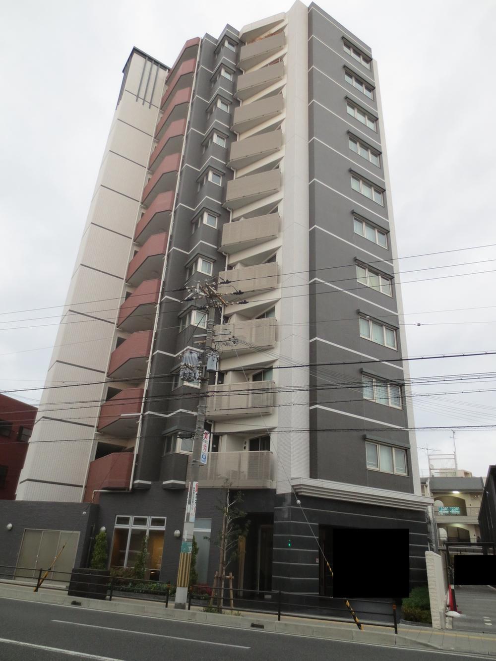 Local appearance photo. It is built shallow apartment along the 176 line. 176-wire is a heavy traffic, Is also a breeze going out so we through in Osaka city. There free in the parking lot! There is also a very safe sidewalk!