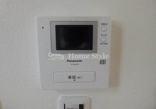 Entrance. TV with intercom