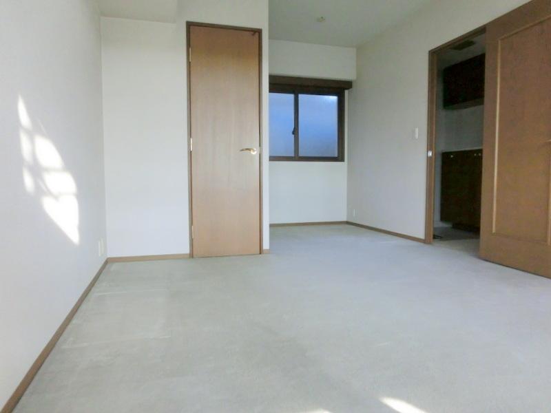 Non-living room. Immediately to the right on the front door, 10.4 Pledge of Western-style. On a fairly wide, Walk-in closet with.