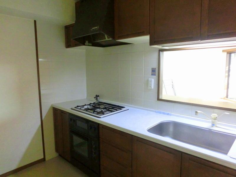 Kitchen. Kitchen is the face-to-face. Because there is a little dirt, It is good to be replaced with your favorite kitchen.