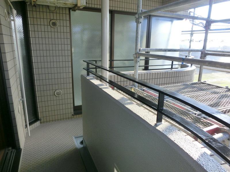 Balcony. L is shaped balcony.