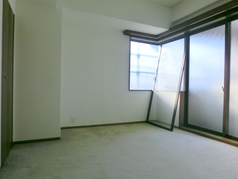 Non-living room. 6.2 is the Pledge of Western-style. Since there are still traces of the furniture to the carpet, It is recommended that you re-cover new.