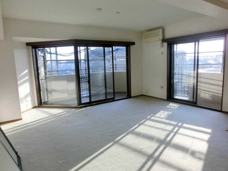 Living. Living room with two-sided balcony. Even during the day it is not turned on the electricity, Bright.