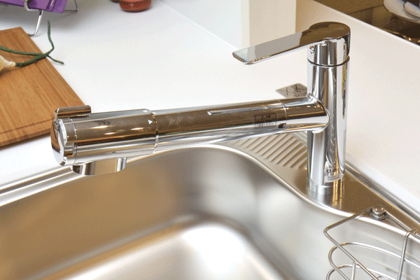Kitchen.  [Water purifier with a one-hole spray mixing faucet] The adoption of high-performance water purification cartridge, Remove the five substances of the Household Goods Quality Labeling Law subject. You can also reduce water wings in the fine-grained shower & foam spouting ※ Additional cost to the cartridge exchange is generated (same specifications)