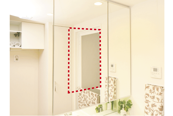 Bathing-wash room.  [With anti-fog heaters triple mirror] Hard to mirror cloudy in the center mirror, Adopt a heater stop cloudy. On the back of a large three-sided mirror, Secure storage space for toiletries and make-up supplies are plenty of. Widely basin space, You can use a beautiful (same specifications)