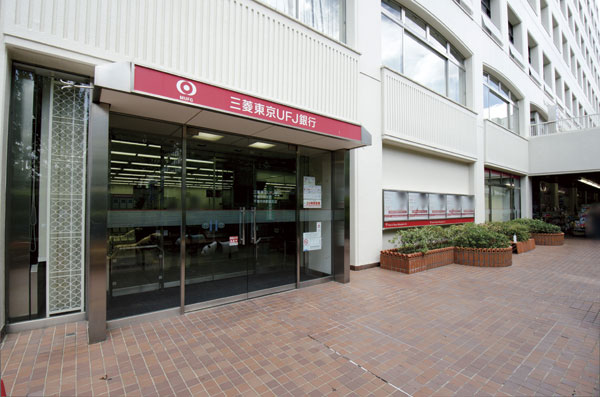 Surrounding environment. Bank of Tokyo-Mitsubishi UFJ Senri Branch (11 minutes' walk ・ About 860m)