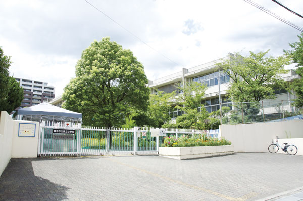 Surrounding environment. Toyonaka Municipal Higashioka Elementary School (6-minute walk ・ About 440m)