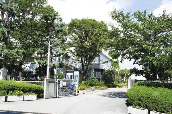 Surrounding environment. Toyonaka Municipal eighth Junior High School (5 minutes walk ・ About 340m)