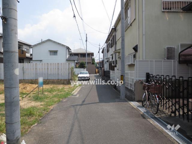 Local photos, including front road. Property of the south front of the road (from the west)