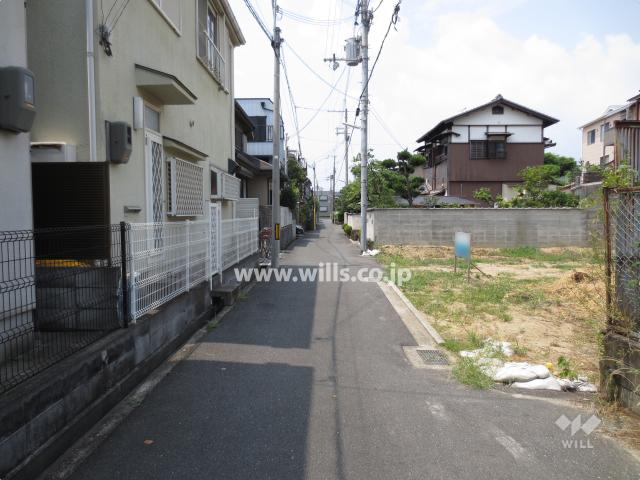 Local photos, including front road. Property of the south front of the road (from the east)