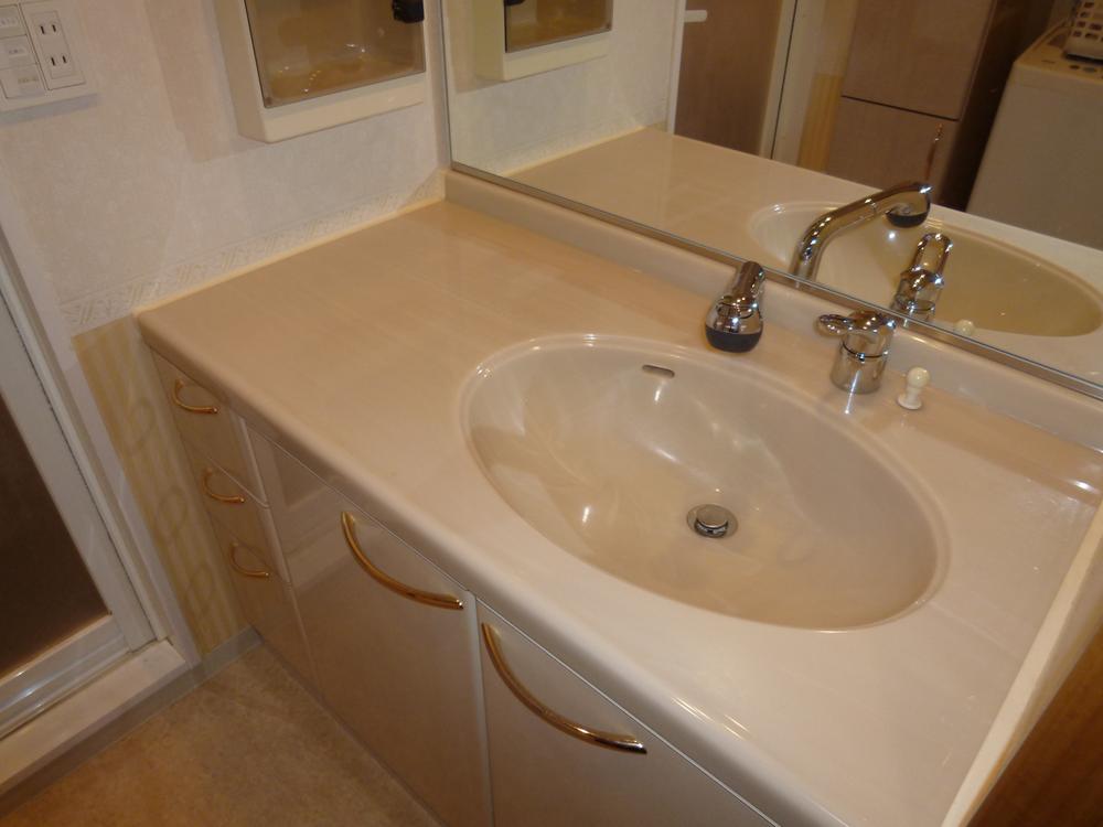 Wash basin, toilet. Room (August 2013) Shooting