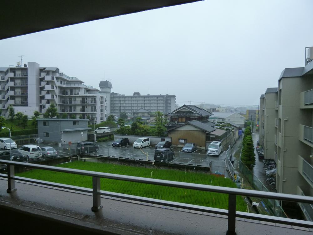 View photos from the dwelling unit. View from the site (August 2013) Shooting