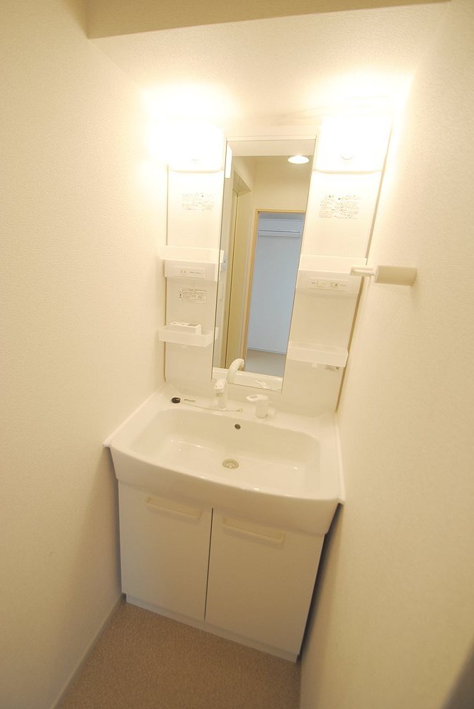 Washroom. It is a photograph of the same type. Please refer to! 