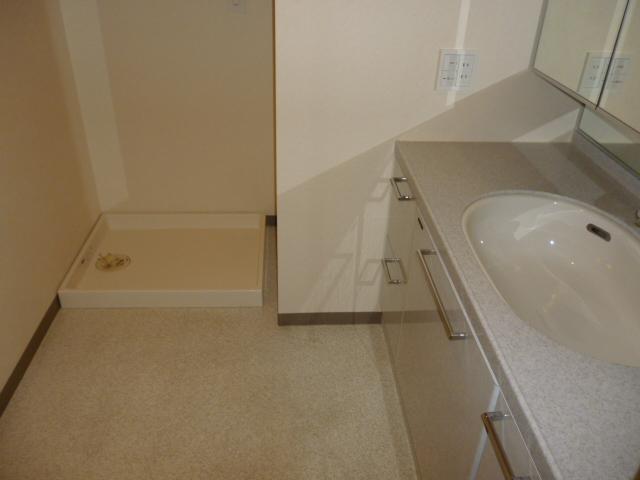 Wash basin, toilet. bathroom