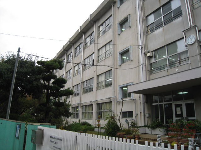 Junior high school. Toyonaka Municipal tenth junior high school (junior high school) up to 471m