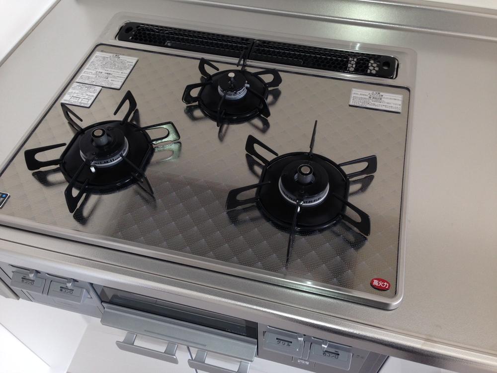 Kitchen. Ease dishes in the 3-burner stove!