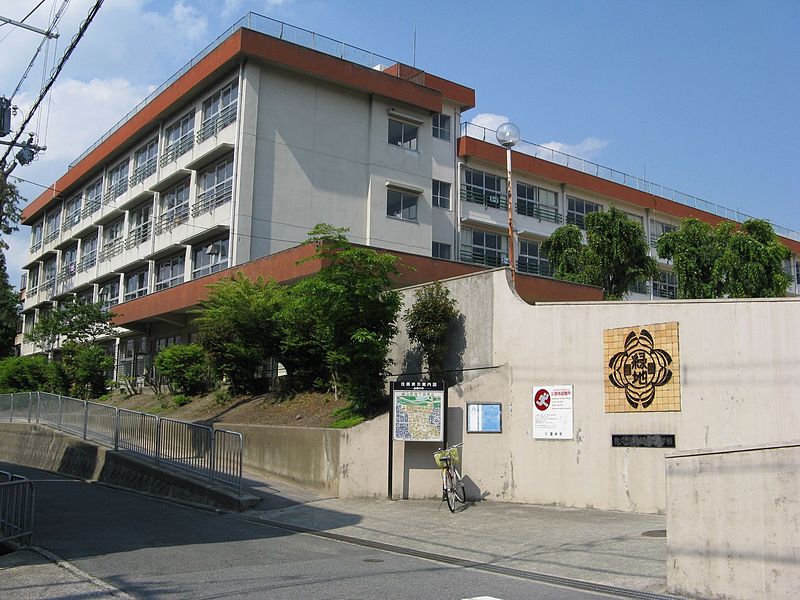 Primary school. Toyonaka 465m to stand green elementary school (elementary school)