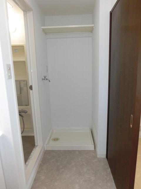 Wash basin, toilet
